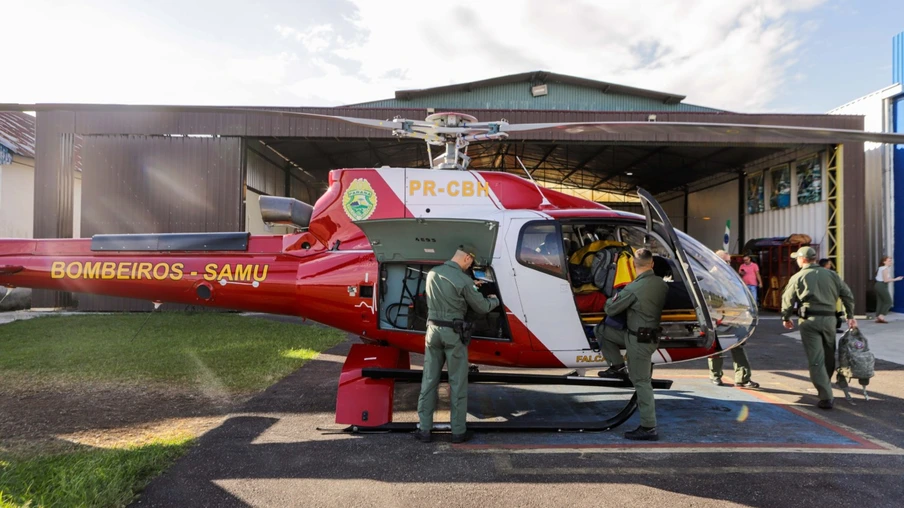 Curitiba, 02 de maio de 2024 - O Governo do Paraná, por meio do Batalhão de Polícia Militar de Operações Aéreas - BPMOA, reforçou a ajuda a catástrofe no Rio Grande do Sul com um helicóptero e quatro tripulantes.