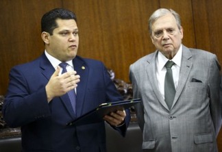 O presidente do Senado, Davi Alcolumbre, recebe o relatório da reforma da previdência do senador Tasso Jereissati.