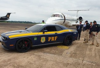 PRF estreia viatura Dodge Challenger durante escolta ministerial em Foz do Iguaçu