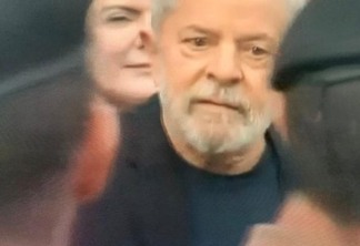 Lula saiu da PF nesta sexta-feira (8) — Foto: Reprodução/RPC

