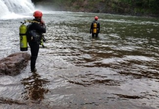 Bombeiros buscam corpo de homem em cachoeira em Campo Mourão