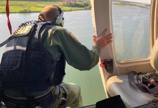 VÍDEO: Helicóptero da PRF auxilia nas buscas por militar desaparecido no Rio Paraná