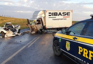Um motorista morre e outro fica em estado grave após colisão frontal entre Fiorino e caminhão