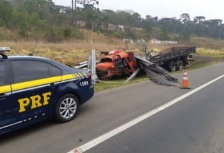 Uma pessoa morre e três ficam feridas após batida entre carro e caminhão no Paraná
