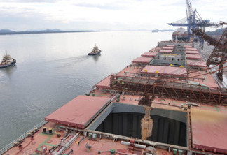 Comércio pelos portos do Paraná tem saldo positivo de US$ 6,52 bilhões. -  Foto: Claudio Neves/Portos do Paraná