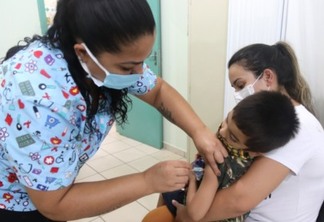Vacinação contra gripe tem baixa adesão entre mães e crianças