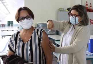 PMI dá sequência à vacinação de professores no Centro de Eventos