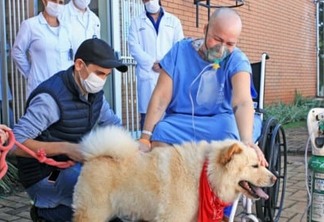 Após pedido especial, paciente em cuidado paliativo recebe visita de cachorrinha de estimação em hospital de Foz do Iguaçu