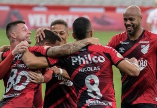 Athletico-PR derrota o Internacional e volta a vencer no Brasileirão Assaí