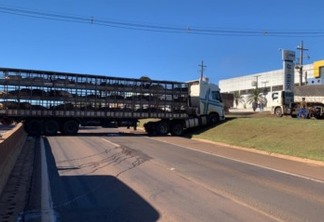 Caminhão carregado de suínos fica atravessado na BR-277 e bloqueia trânsito