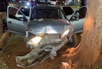 Veículo colide contra árvore após perseguição em Cascavel-PR