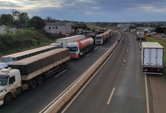 Caminhoneiros bloqueiam BR-467 em Cascavel