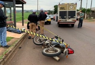 Motociclista morre ao colidir contra ponto de ônibus