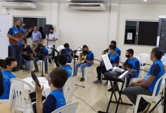 Crianças e adolescentes do Projeto Música Social realizam apresentação