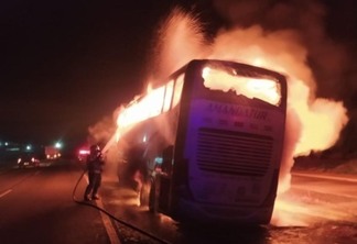 Ônibus de turismo com 32 passageiros pega fogo na PR-323, em Paiçandu