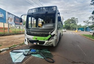 Doze pessoas ficam feridas após dois ônibus do transporte coletivo baterem, em Maringá