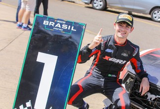 NASCAR BRASIL: Victor Andrade celebra vitória na estreia em Campo Grande