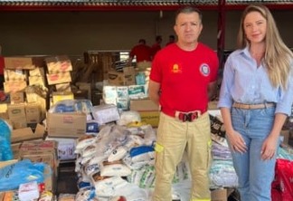 Vice-presidente da AEAC, Engenheira Civil Bruna Anible, durante a entrega dos alimentos ao Corpo de Bombeiros: ajuda aos desabrigados do RS