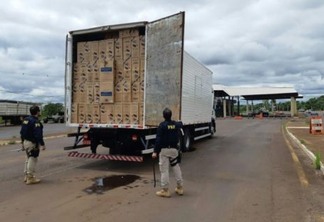PRF apreende caminhão com 300 mil carteiras de cigarro em Guaíra