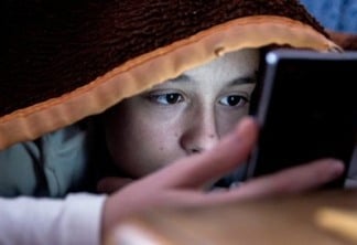 Crianças e adolescentes trocam sono e comida pela internet