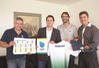 O ex-jogador de vôlei Giba participou do encontro com o governador e o superintendente de Esportes - 
Foto Gilson Abreu/ANPr