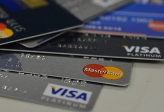 Juro do rotativo do cartão de crédito “cai” para 309,9% ao ano