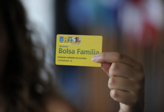 Bolsonaro surpreende time de Guedes e fala em reajuste de 50% no Bolsa Família