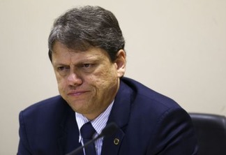 O ministro da Infraestrutura, Tarcísio Gomes de Freitas, durante cerimônia para assinatura de portarias que vão alterar as áreas de poligonais de 16 portos organizados do Brasil.