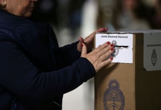 Chapa Fernández-Kirchner vence eleições primárias na Argentina