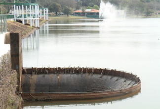 Vertedouro no Lago Municipal de Cascavel - Foto: arquivo