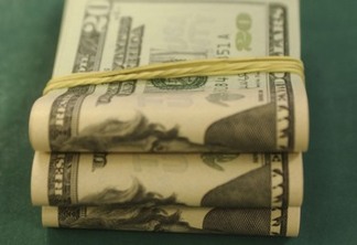 Dólar cai a R$ 5,41 com estímulos nos EUA e vacina russa; Bolsa recua