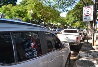 Centro comercial de Umuarama sempre cheio de veículos estacionados. Para os motoristas encontrar uma vaga disponível é raridade - Foto: Alex Miranda
