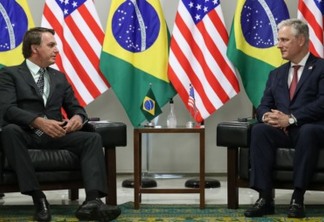 Presidente da República, Jair Bolsonaro cumprimenta o Conselheiro de Segurança Nacional dos EUA, Robert O’Brien.