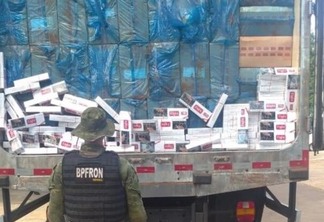 BPFron apreende caminhões e micro-ônibus carregados com cigarros contrabandeados em Entre Rios do Oeste