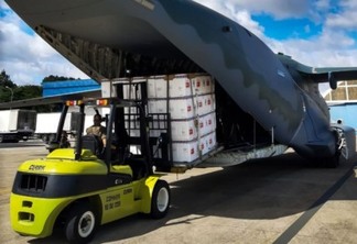 Hoje (18/01), um KC-390 Millennium da #FAB decolou às 10h08 de Guarulhos/SP com destino a Goiânia/GO transportando carga das vacinas para combate à COVID-19.