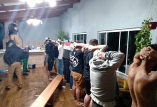 Uma festa rave, com aproximadamente 70 pessoas, que ocorria numa chácara na área rural de Guarapuava (PR), foi encerrada durante fiscalização do 16º Batalhão de Polícia Militar (16º BPM) e de agentes da prefeitura, da noite deste sábado (27/02). No local foram apreendidos de 351 comprimidos de ecstasy e duas garrafas de lança-perfume (loló).  Guarapuava, 27/02/2021  -  Foto: Divulgação PMPR/SESP-PR