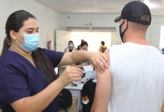 Foz do Iguaçu amplia vacinação contra covid para pessoas a partir de 53 anos