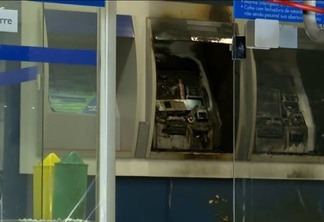 Agência bancária é invadida, e caixa eletrônico é incendiado em Londrina, diz PM