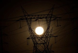 País precisa subir oferta de energia em 8% para evitar apagão, diz ONS
