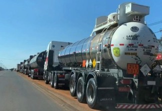 Greve de caminhoneiros no Paraguai forma fila e prejudica motoristas brasileiros