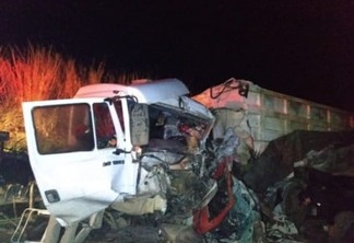 Caminhões batem de frente, e motoristas morrem na PR-160