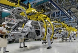 Os trabalhadores da montadora Fiat Chrysler Automobiles constroem um modelo Argo 2020, em meio à disseminação da doença por coronavírus (COVID-19), na fábrica de montagem em Betim