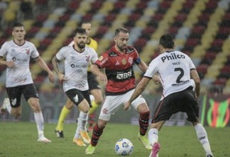 Flamengo atropela Athletico-PR no Maracanã e sobe no G4 do Brasileiro