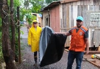 Defesa Civil entrega lonas em casas prejudicadas pela forte chuva