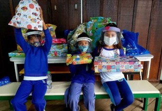 Portos do Paraná distribui brinquedos em escolas de comunidades isoladas