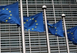 Bandeiras da União Europeia na sede da Comissão Europeia em Bruxelas, Bélgica.