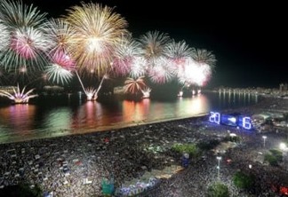Rio de Janeiro - 16 minutos de fogos de artifício na Praia de Copacabana durante o reveillon do Rio de Janeiro (Alexandre Macieira/Riotur)