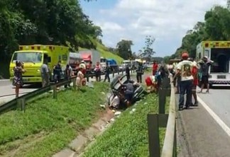 Menino de dois anos e motorista morrem após carro com sete ocupantes sair de pista na BR-277, diz PRF