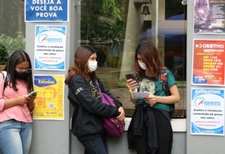 São Paulo - Estudantes esperam a abertura dos portões no primeiro dia de provas do Exame Nacional do Ensino Médio - Enem, na Universidade Presbiteriana Mackenzie.