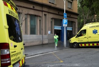 Um trabalhador lava a rua do lado de fora de uma unidade de emergência médica durante o surto de doença por coronavírus (COVID-19), em Barcelona, ​​Espanha, em 7 de abril de 2020. REUTERS / Nacho Doce